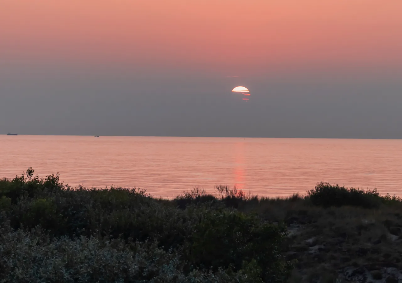 Zonsondergang boven zee
