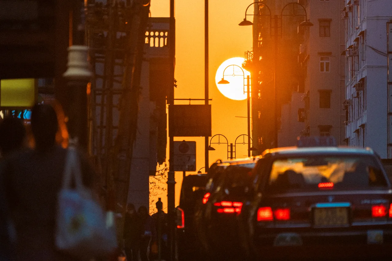 Zonsondergang tussen gebouwen